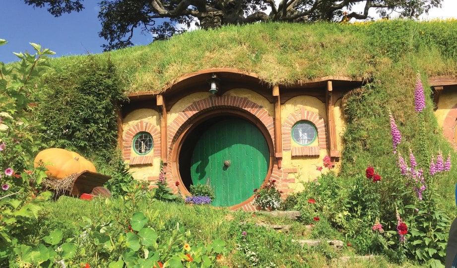 ANTARA rumah Hobbit di Hobbiton.