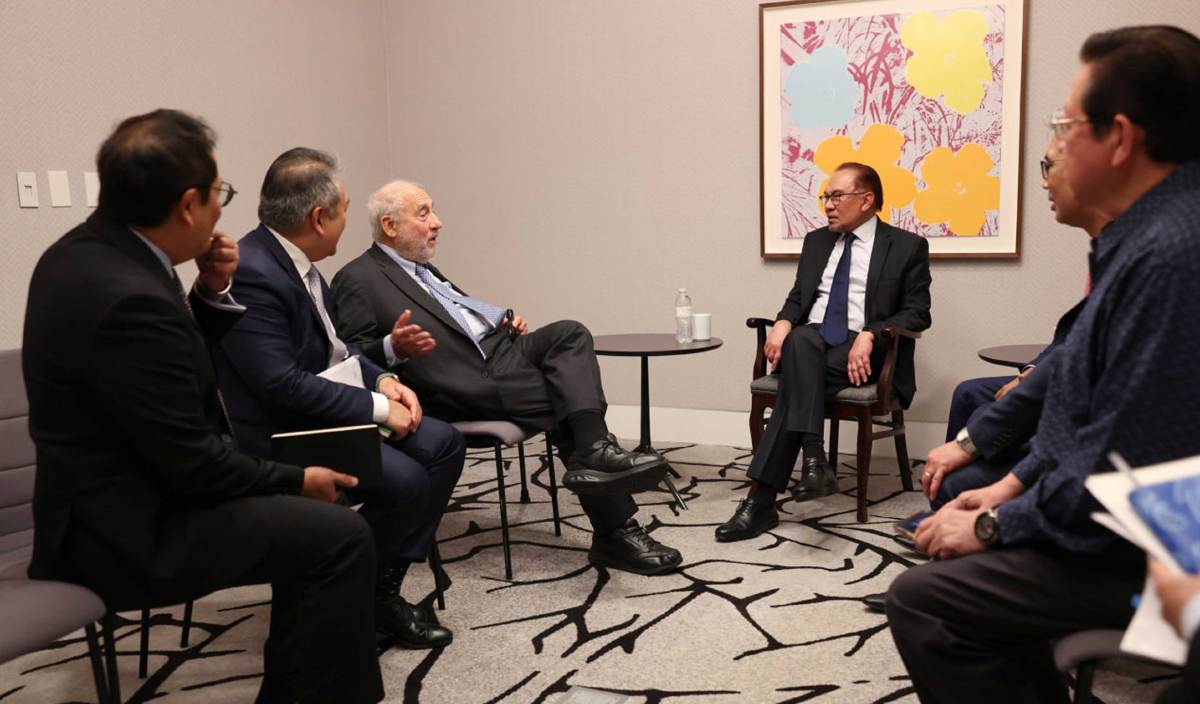 ANWAR mengadakan pertemuan dengan ahli ekonomi terkenal yang juga pemenang Anugerah Peringatan Nobel dalam bidang ekonomi Prof Joseph Stiglitz dari Universiti Colombia di luar Perhimpunan Agung Pertubuhan Bangsa-Bangsa Bersatu (UNGA) ke-78. FOTO BERNAMA