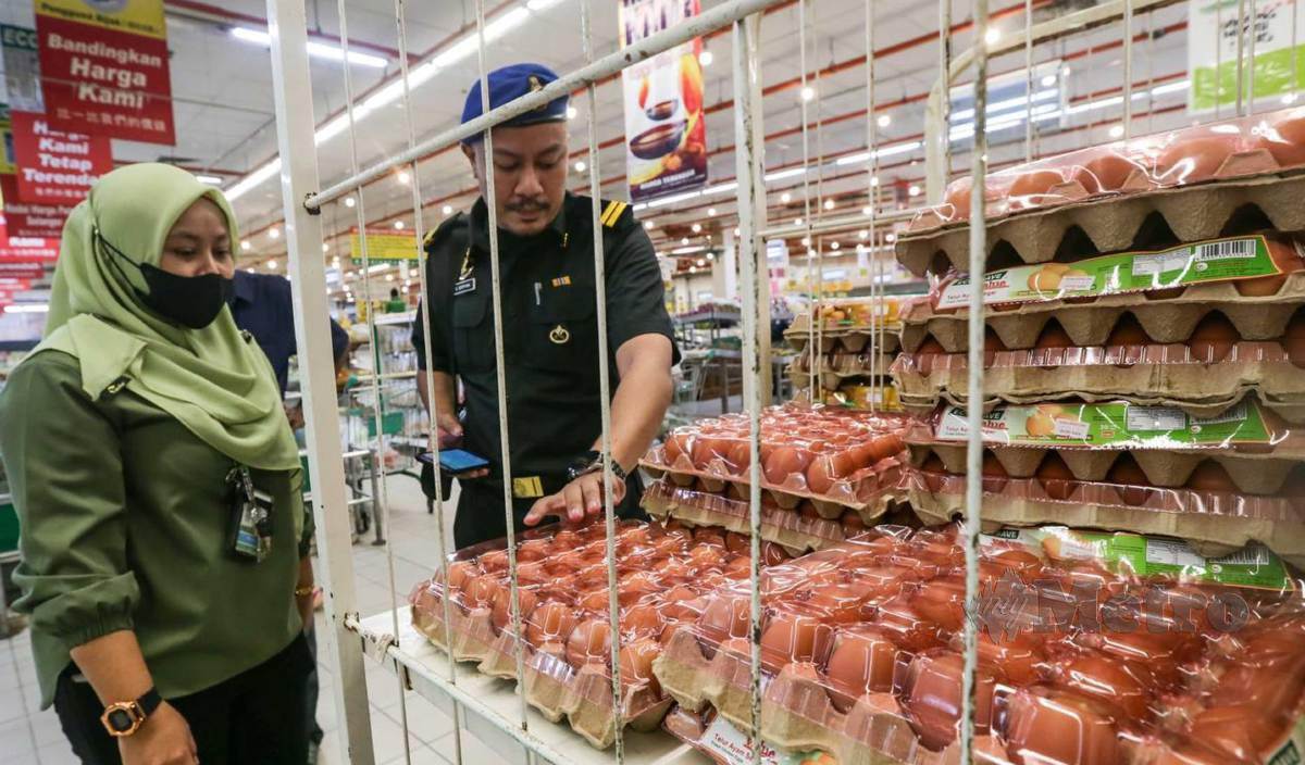 PENGUAT KUASA KPDNHEP Pulau Pinang melakukan pemeriksaan harga barangan sempena pelancaran Skim Harga Maksimum Musim Perayaan Deepavali 2022 di pasar raya di Jawi. FOTO Danial Saad