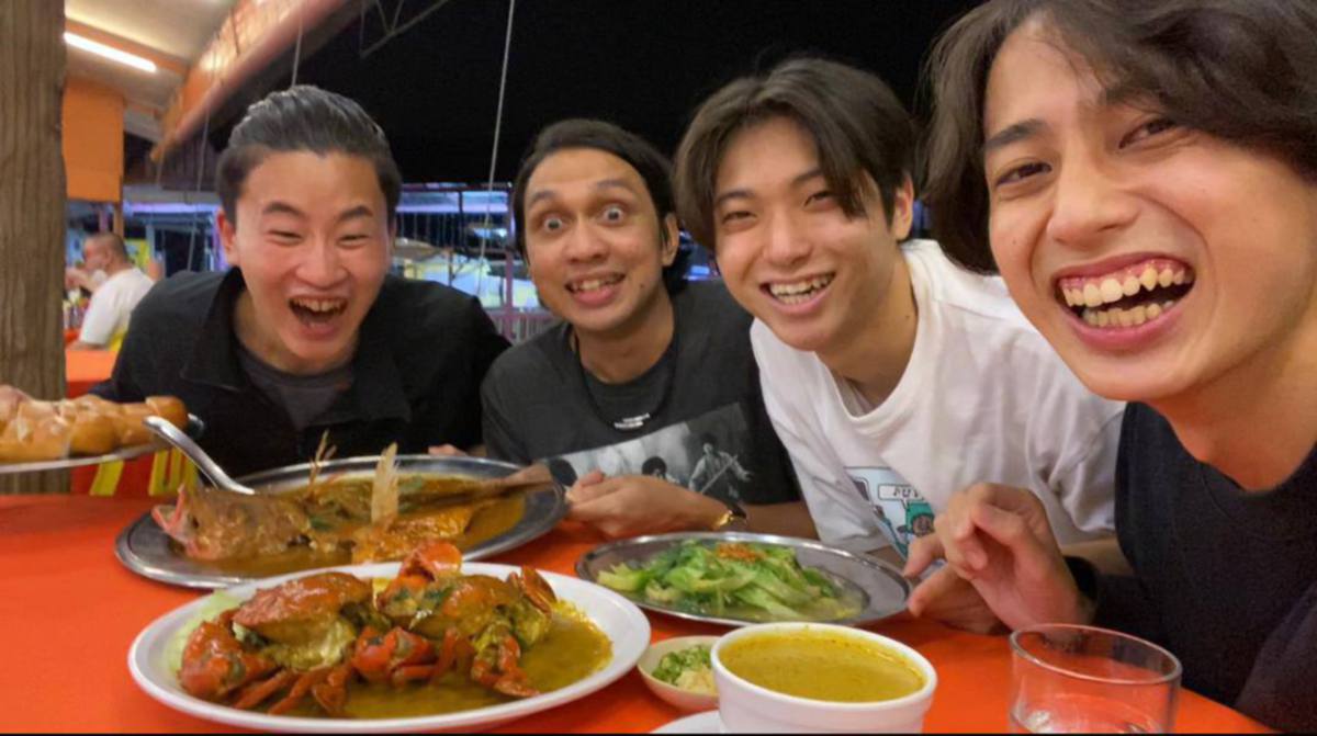 Nobu (kanan) bersama rakan-rakannya ketika menunggu waktu berbuka puasa di sebuah restoran. FOTO Ihsan Nobu