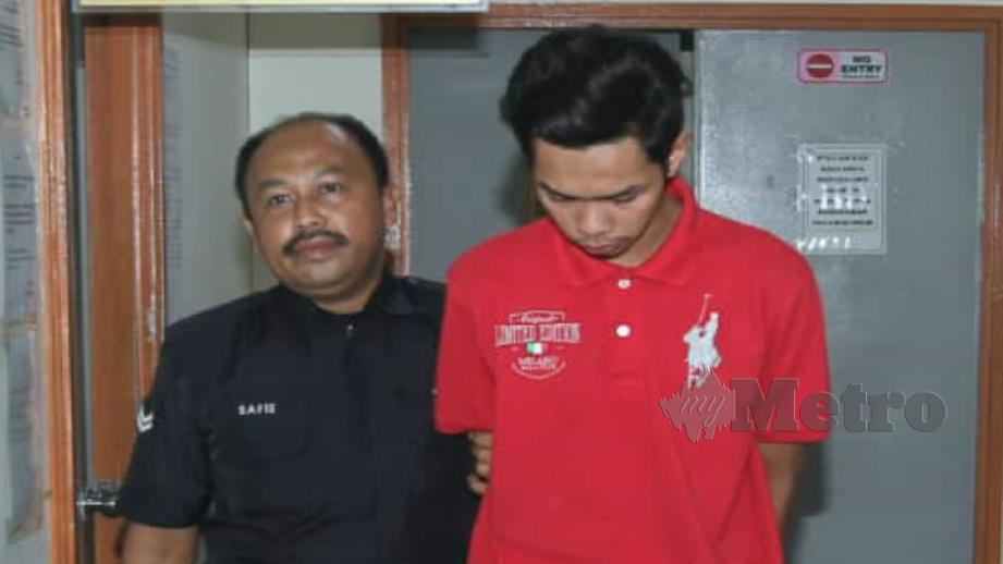 TERTUDUH mengaku tidak bersalah merogol pelajar sekolah berusia 15 tahun yang dikenali melalui WhatsApp di Mahkamah Sesyen Ampang. FOTO EIZAIRI SHAMSUDIN