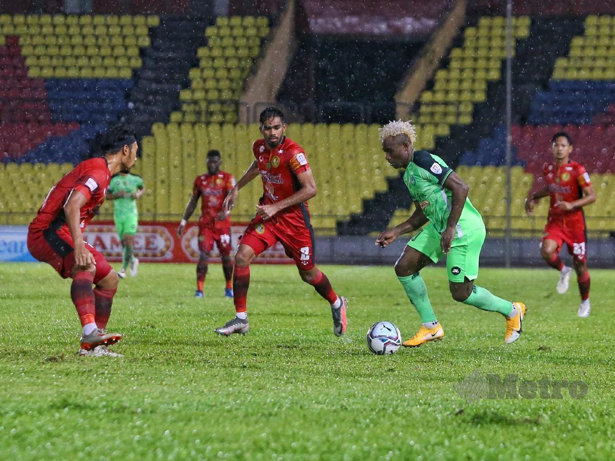 PEMAIN Negeri Sembilan FC sedang mengasak pemain Melaka United FC, Sony Norde (dua kanan) semalam. FOO Syafeeq Ahmad