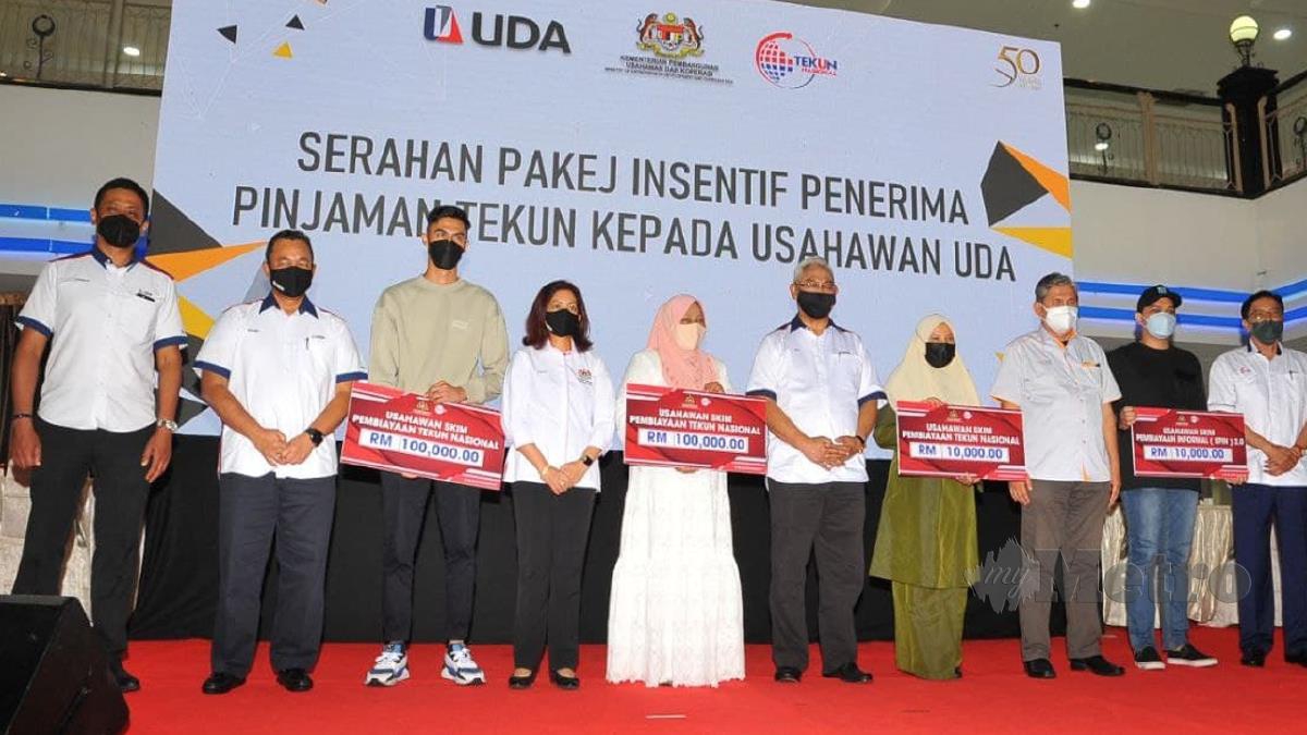 NOH (tengah) bersama wakil penerima pakej insentif penerima pinjaman TEKUN Nasional kepada usahawan UDA. FOTO Nurul Amanina Suhaini.