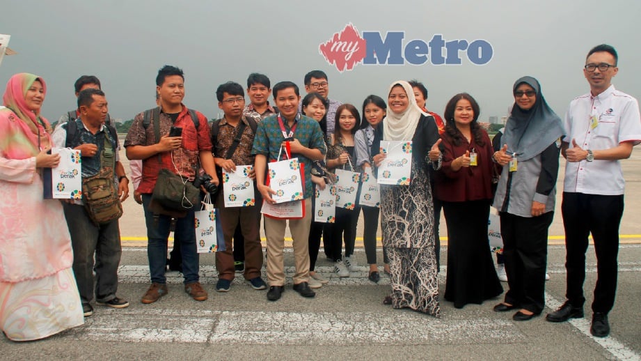 NOLEE Ashilin (empat kanan) menyambut penumpang pertama dari Medan sempena program penerbangan semula laluan antarabangsa Medan-Ipoh di Lapangan Terbang Sultan Azlan Shah, Ipoh, hari ini. FOTO Balqis Jazimah Zahari