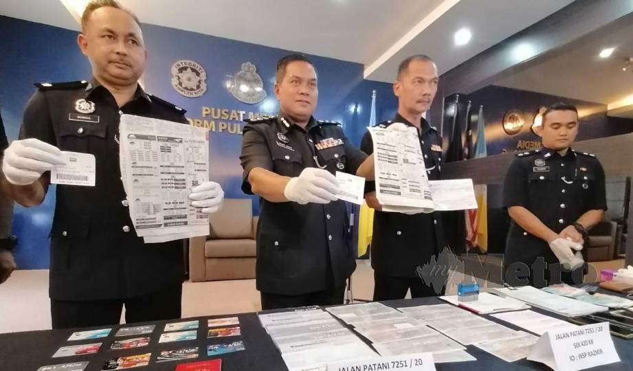MOHD Rosni (dua dari kiri) menunjukkan barangan yang dirampas daripada sindiket penipuan nombor ramalan dalam sidang media di Ibu Pejabat Polis Kontinjen (IPK) Pulau Pinang. FOTO Zuhainy Zulkiffli