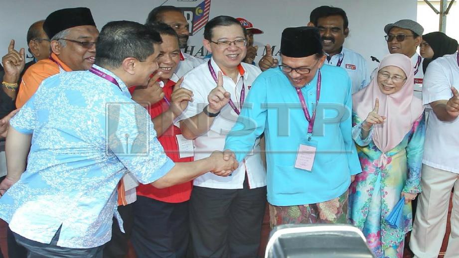 TIMBALAN Presiden PKR Datuk Seri Mohamed Azmin Ali mengucapkan tahniah kepada Anwar Ibrahim selepas pengumuman calon bagi PRK Port Dickson, hari ini. FOTO Aswadi Alias