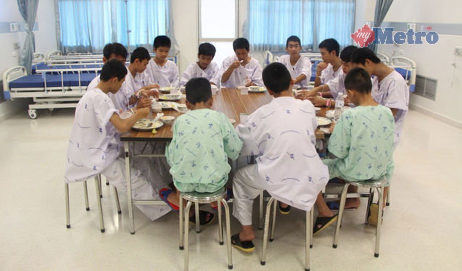 GAMBAR daripada Kementerian Kesihatan Thailand menunjukkan kumpulan remaja yang diselamatkan dari Gua Tham Luang di Chiang Rai berkumpul menikmati makanan di hospital, semalam. FOTO via Reuters 