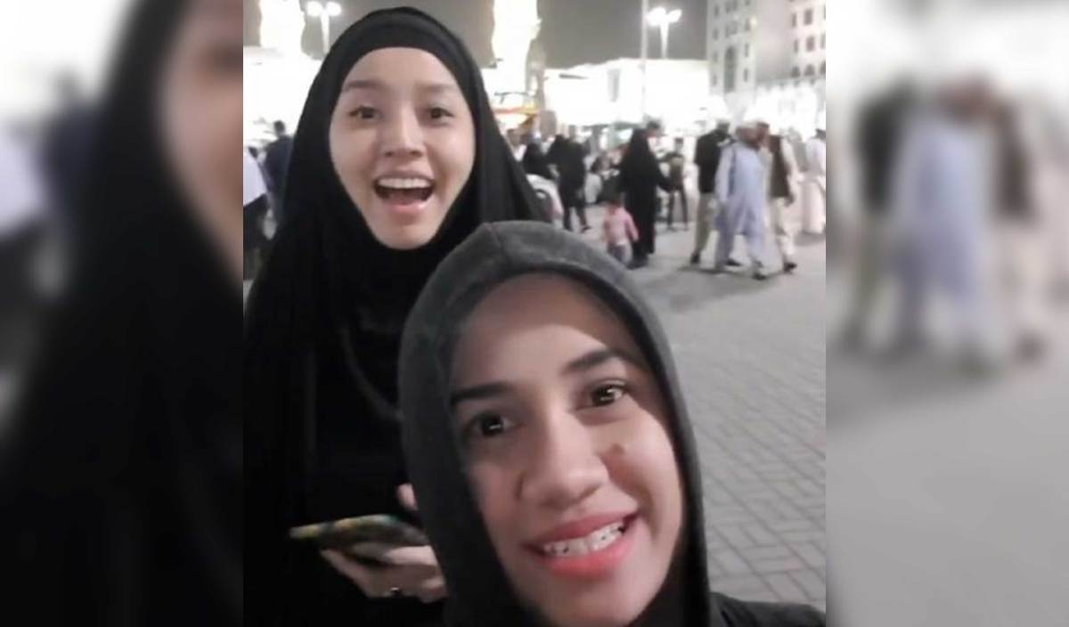 MILA (depan) dan Nonny ketika mengerjakan umrah. 