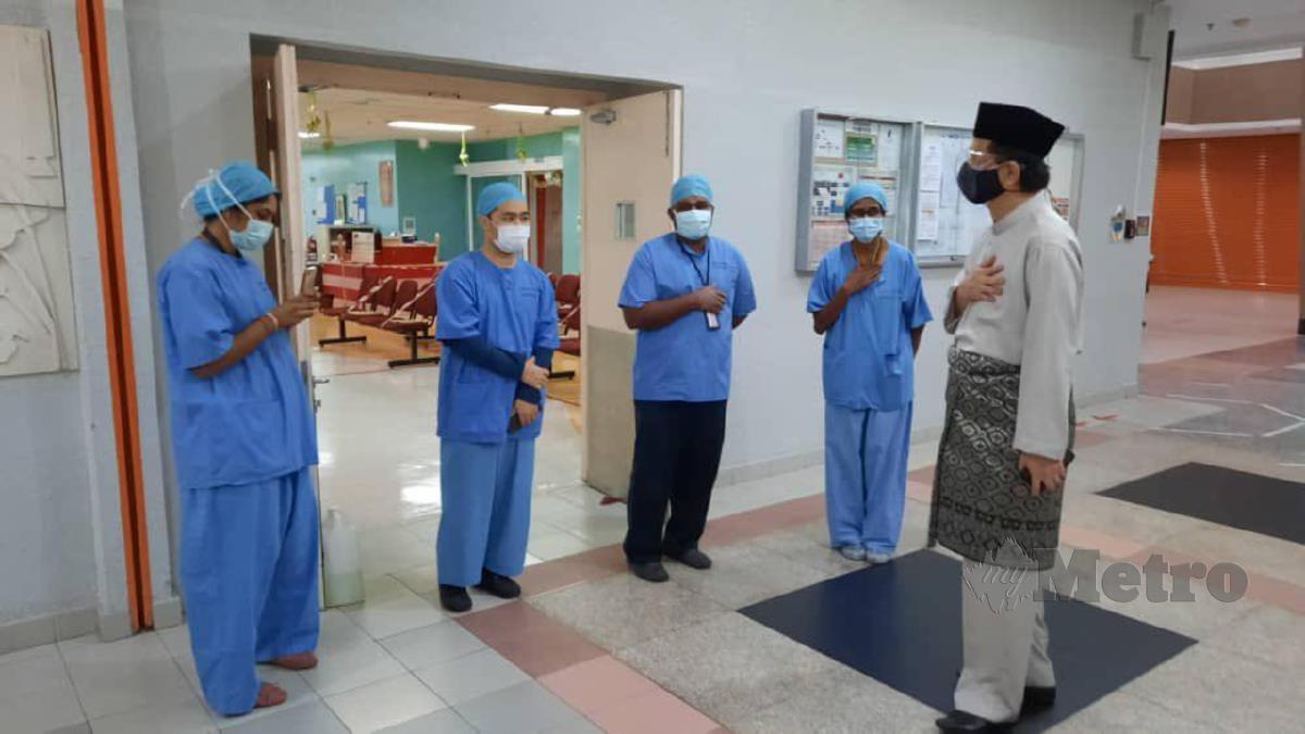 DR Noor Hisham melawat petugas Hospital Putrajaya. FOTO Ihsan FB Dr Noor Hisham Abdullah. 