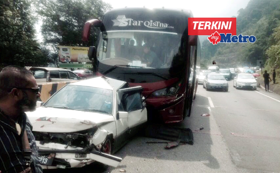 Keadaan sebuah kereta yang dirempuh bas selepas Terowong Menora petang tadi. - Foto IHSAN PEMBACA