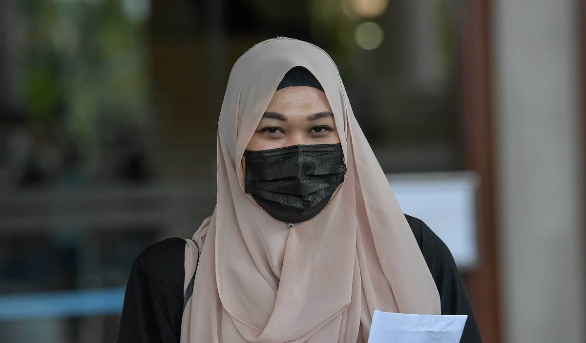 NORADLINA meninggalkan Kompleks Mahkamah Kuala Lumpur selepas membayar ikat jamin bagi kes yang dihadapinya. FOTO BERNAMA