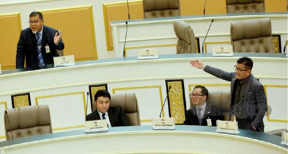 ABDUL Ghafaar (kiri atas) bertikam lidah dengan Norhizam di persidangan Dewan Undangan Negeri (DUN) Melaka. FOTO Khairunisah Lokman