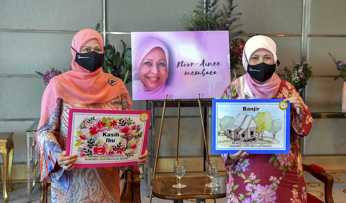 NOORAINEE dan penulis buku Siri Bacaan Seri Manja Saleha, Radziah (kanan) menunjukkan buku Siri Bacaan Seri Manja Saleha pada majlis pelancaran siri bacaan itu di Putrajaya. FOTO BERNAMA
