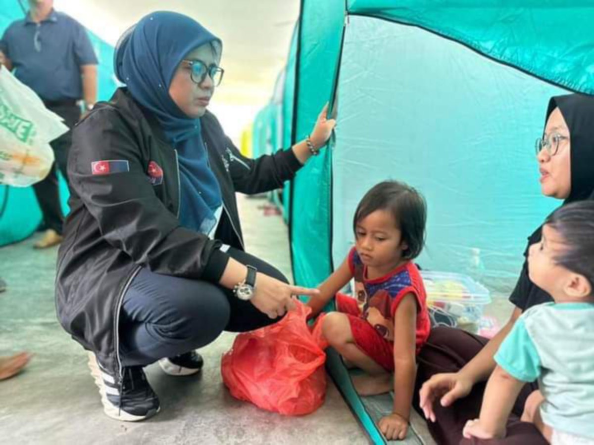 Norlizah melawat mangsa di PPS SJKT Tajul. FOTO IHSAN KERAJAAN NEGERI JOHOR