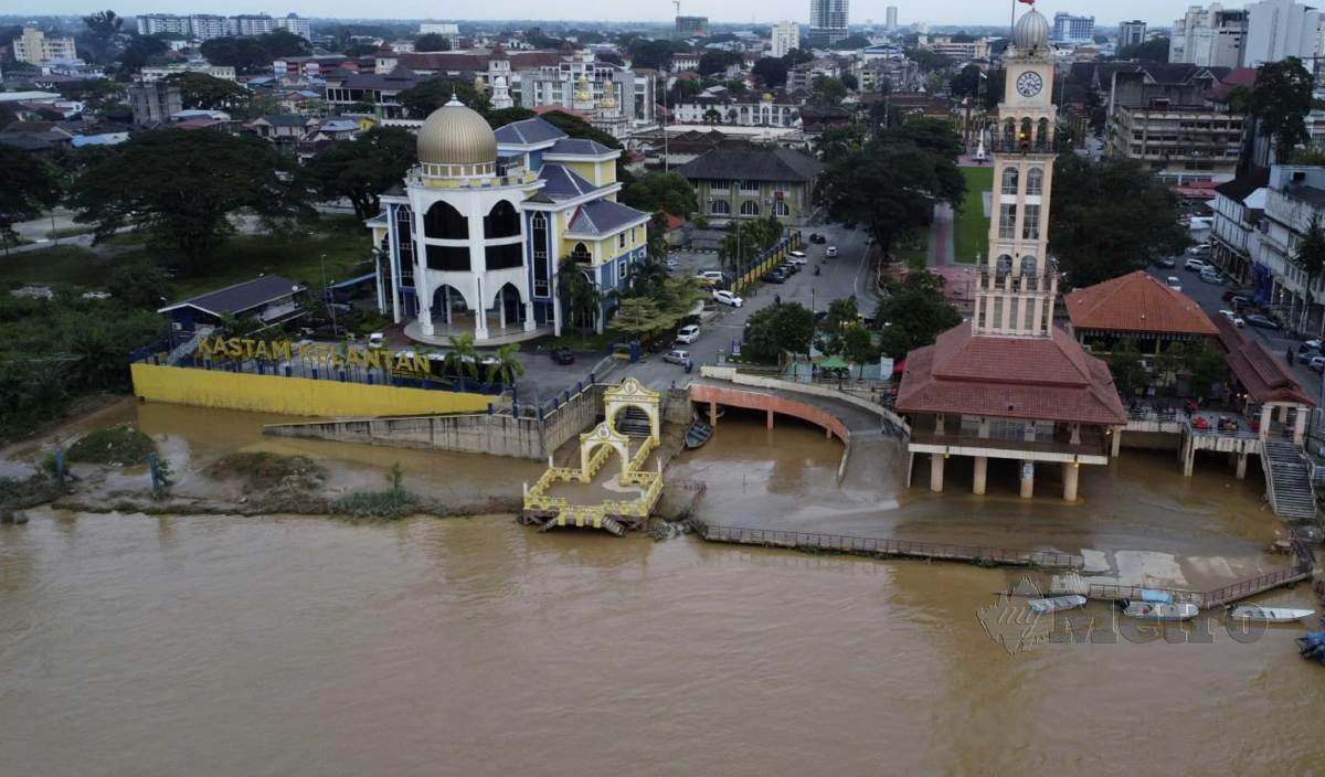 TINJAUAN di Sungai Kelantan berdekatan Tambatan Diraja banjir di kebanyakan kawasan kembali pulih sepenuhnya hari ini. FOTO Nik Abdullah Nik Omar