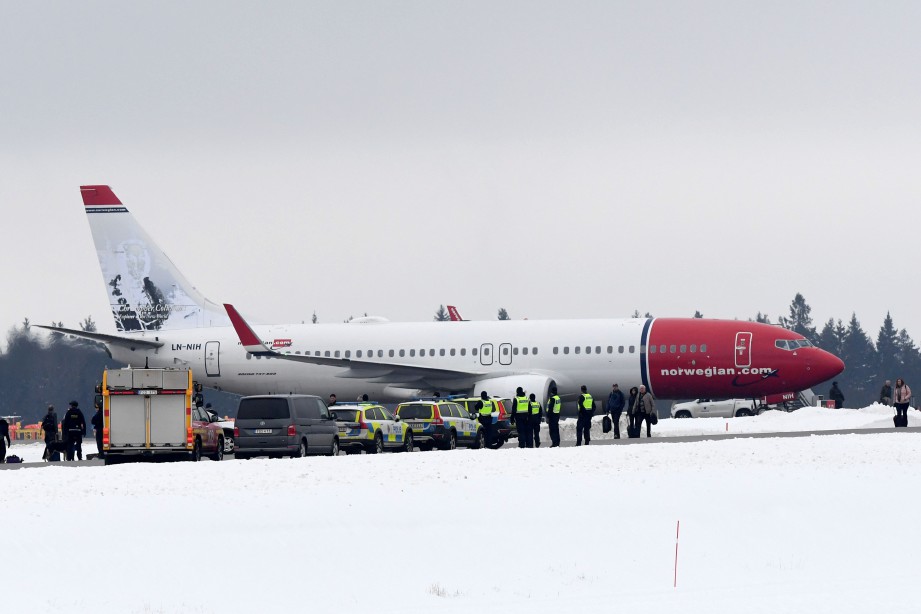 PESAWAT Norwegian Air Shuttle di landasan Lapangan Terbang Arlanda, Stockholm selepas mendarat dengan selamat susulan ancaman bom. FOTO/AFP