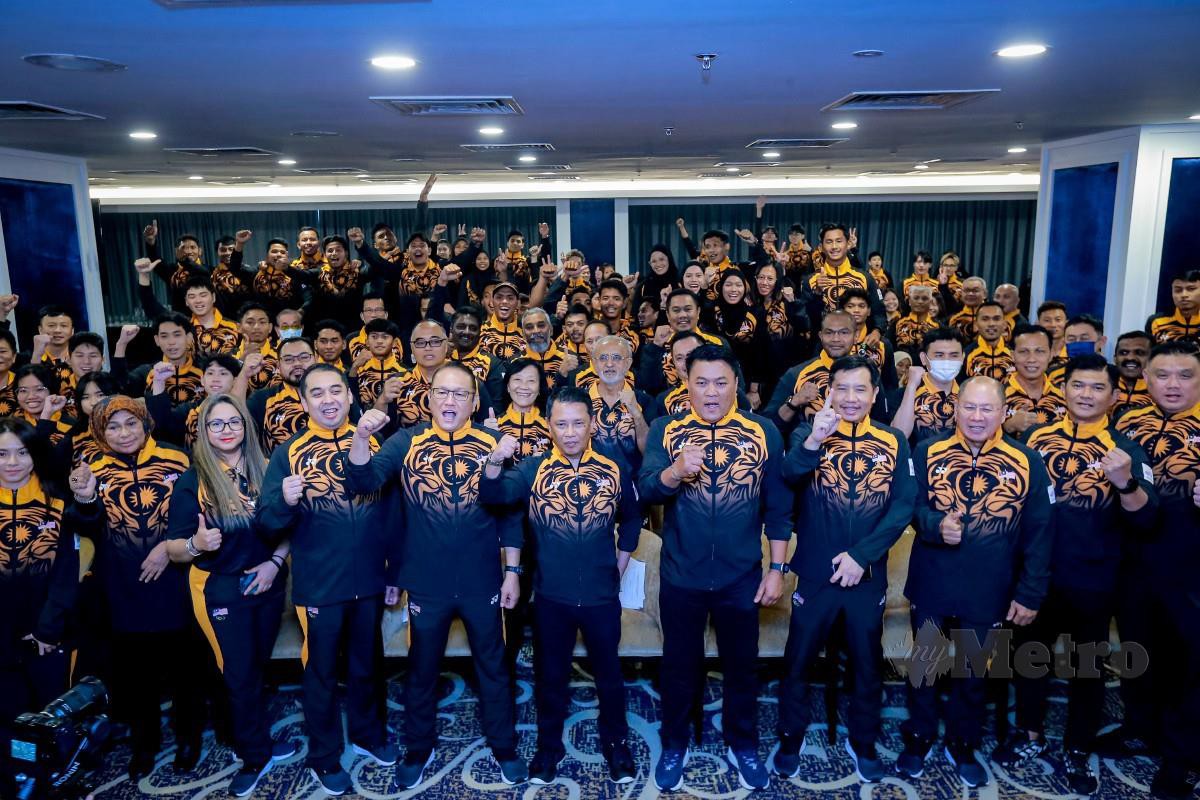 NORZA (tengah) bergambar bersama atlet selepas menyampaikan watikah pemilihan kontinjen Malaysia ke temasya Sukan Asia ke-19 Hangzhou 2022, hari ini. FOTO ASYRAF HAMZAH