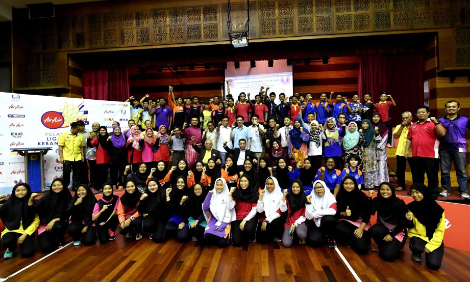 NORZA (duduk tengah barisan ketiga) bersama pemain dan Anggota Jawatankuasa Persatuan Badminton Putrajaya selepas merasmikan majlis pelancaran Kejohanan Badminton AirAsia-BAM Liga Remaja Kebangsaan Putrajaya 2017 di Kompleks Kejiranan Presint 11 hari ini. FOTO/BERNAMA