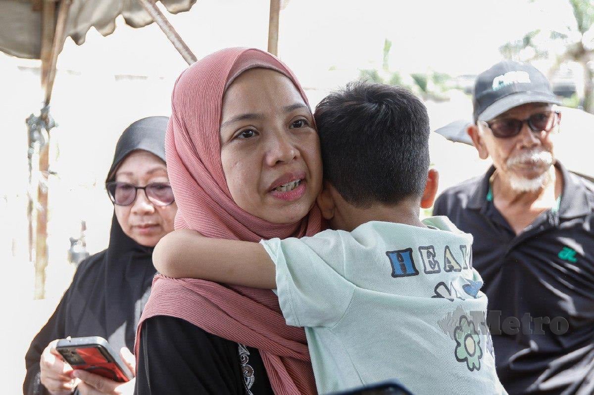 NORZITA Hanum ketika ditemubual selepas majlis pengebumian jenazah Allahyarham Norzana Hanim di Tanah Perkuburan Islam Kampung Melaka, hari ini. FOTO Sadiq Sani