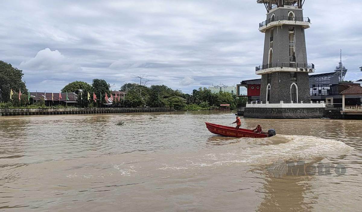 ANGGOTA bomba melakukan pencarian menggunakan bot di lokasi warga emas dilaporkan terjatuh di Sungai Kedah. FOTO Zuliaty Zulkiffli