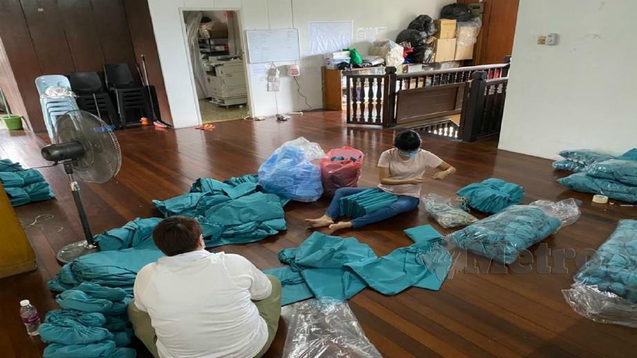 SUKARELAWAN Tanoti House menghasilkan PPE untuk HUS. FOTO MELVIN JONI