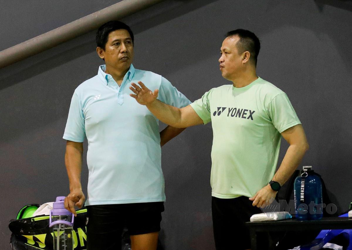 NOVA bersama Rexy (tengah) pada sesi latihan pasukan badminton negara di Akademi Badminton Malaysia. FOTO Owee Ah Chun
