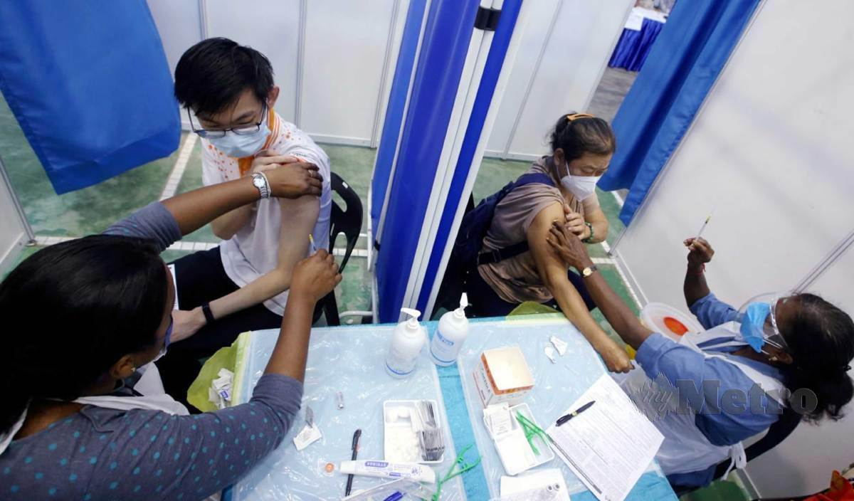 PETUGAS perubatan memberikan suntikan dos penggalak vaksin Covid-19 Sinovac kepada penerima di Pusat Pemberian Vaksin (PPV) Offsite Tapak Ekspo Seberang Jaya. FOTO Arkib NSTP