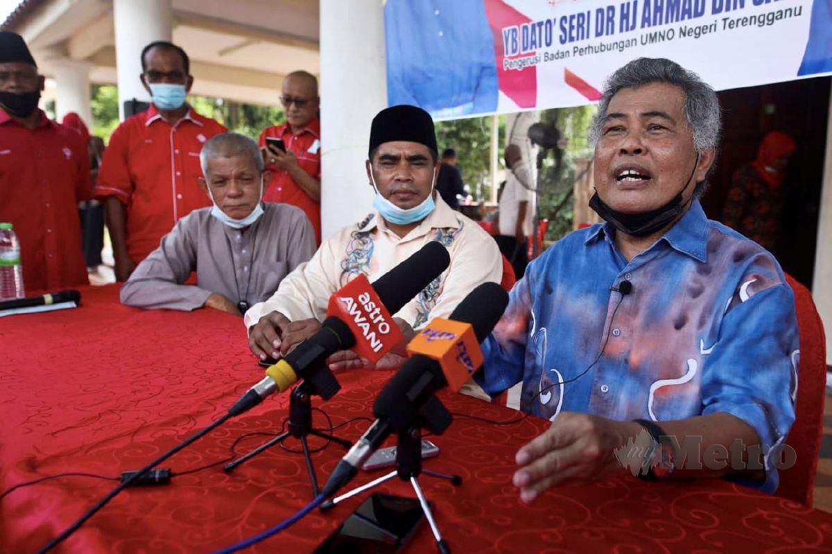 AHMAD (kanan) bercakap pada media selepas merasmikan Umno Cawangan Kampung Pak Wan. FOTO Ghazali Kori