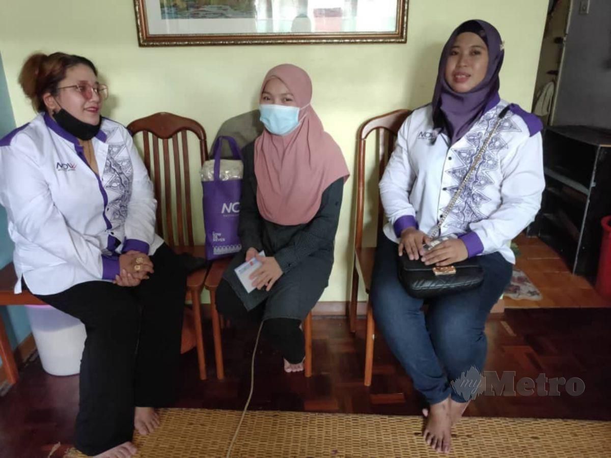 SUHANA (kiri) bercakap sesuatu kepada Zalinawati (tengah) sambil diperhatikan Siti Norsuria. FOTO Hadzlan Hassan