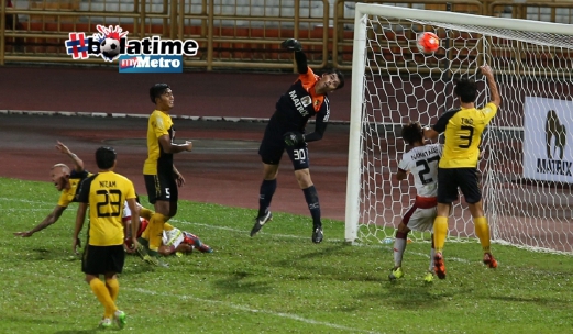 Aksi penjaga gol pasukan Negeri Sembilan Syed Adney ketika menentang pasukan Pahang Kuantan FA pada perlawanan Liga Perdana Paroi. FOTO NSTP/IQMAL HAQIM ROSMAN