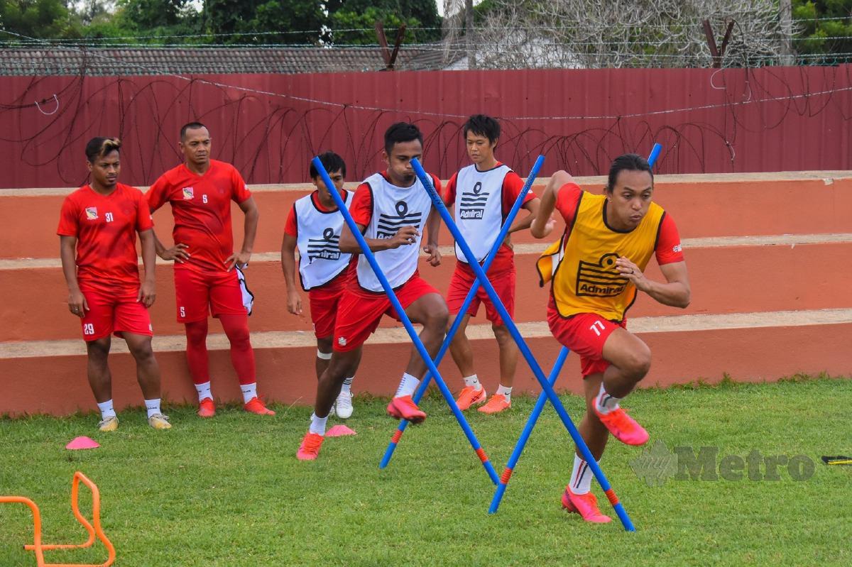 Pemain pasukan Negeri Sembilan ketika menjalani latihan menjelang saingan Liga Perdana yang lalu. FOTO Ihsan PBNS.