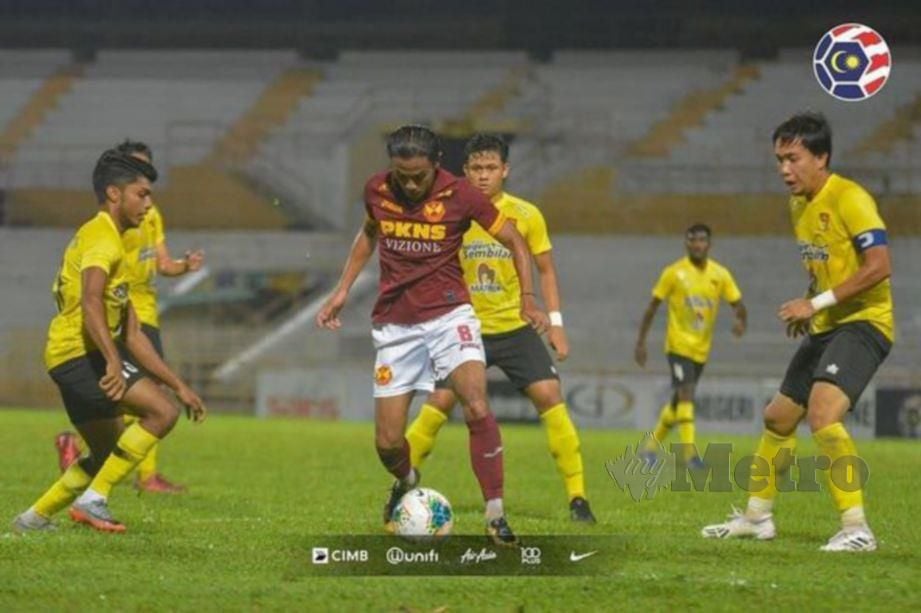 Aksi pemain Negeri Sembilan berjersi kuning ketika berdepan Selangor. FOTO File MFL