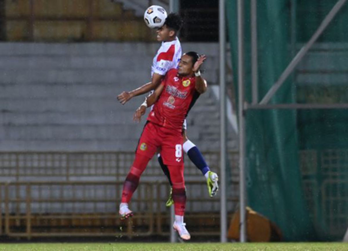 Perebutan bola antara Mohamad Zaquan Adha (kanan) dengan pemain JDT II dalam aksi Liga Perdana di Stadium Tuanku Abdul Rahman, Paroi.