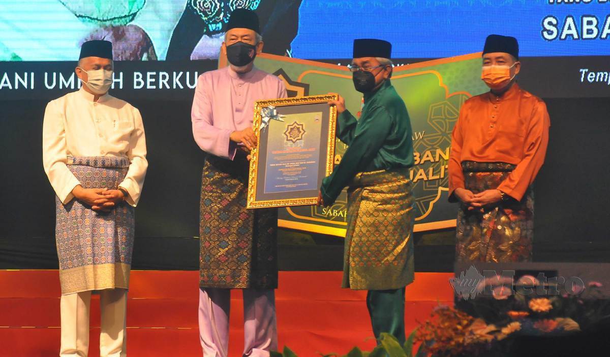 TUN Juhar (dua kiri) merakamkan gambar bersama penerima Anugerah Maulidur Rasul pada Sambutan Maulidur Rasul Peringkat Negeri Sabah 1443H/2021M di Pusat Konvensyen Antarabangsa Sabah (SICC). FOTO Mohd Adam Arinin