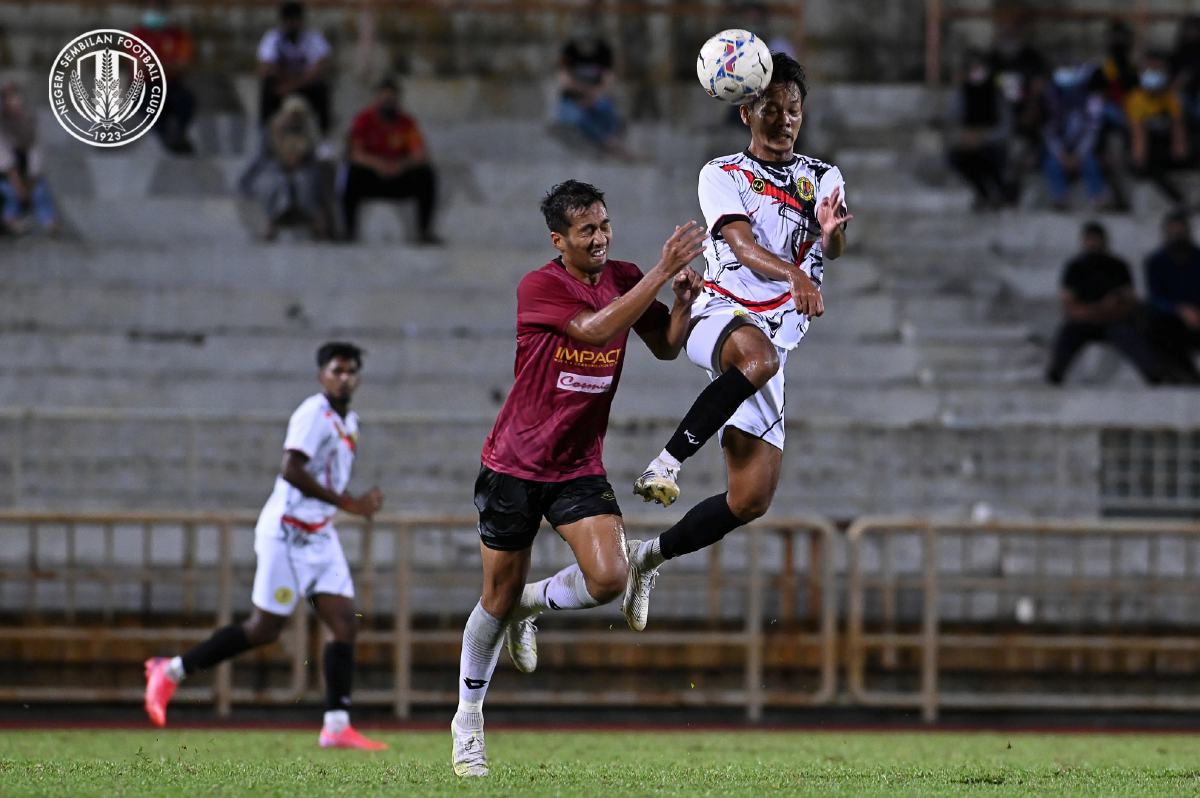 Pemain NSFC (kanan) bersaing merebut bola dengan pemain Perak FC dalam aksi persahabatan di Stadium Tuanku Abdul Rahman. FOTO Ihsan NSFC.