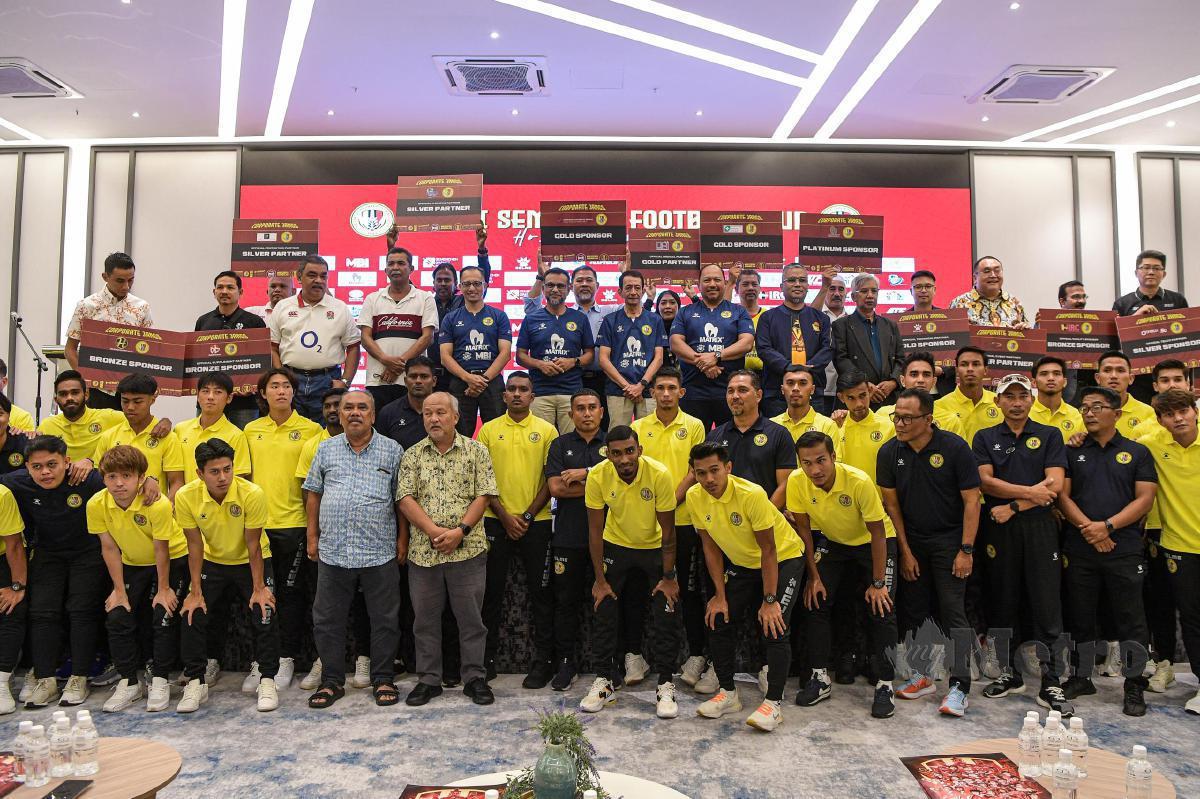 TUNKU Syed Razman (barisan belakang tengah) pada majlis memperkenalkan pemain di Nilai. -FOTO Mohd Amin Jalil.