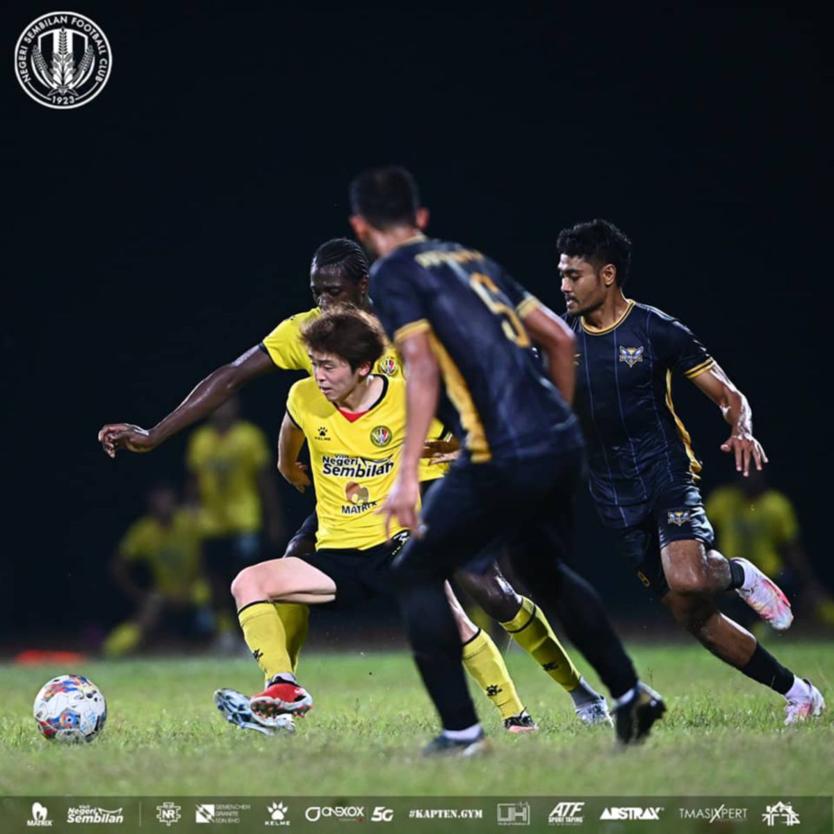 SEBAHAGIAN aksi persahabatan antara Negeri Sembilan dengan Putrajaya FC di Stadium UPM Serdang malam tadi. FOTO IHSAN NSFC