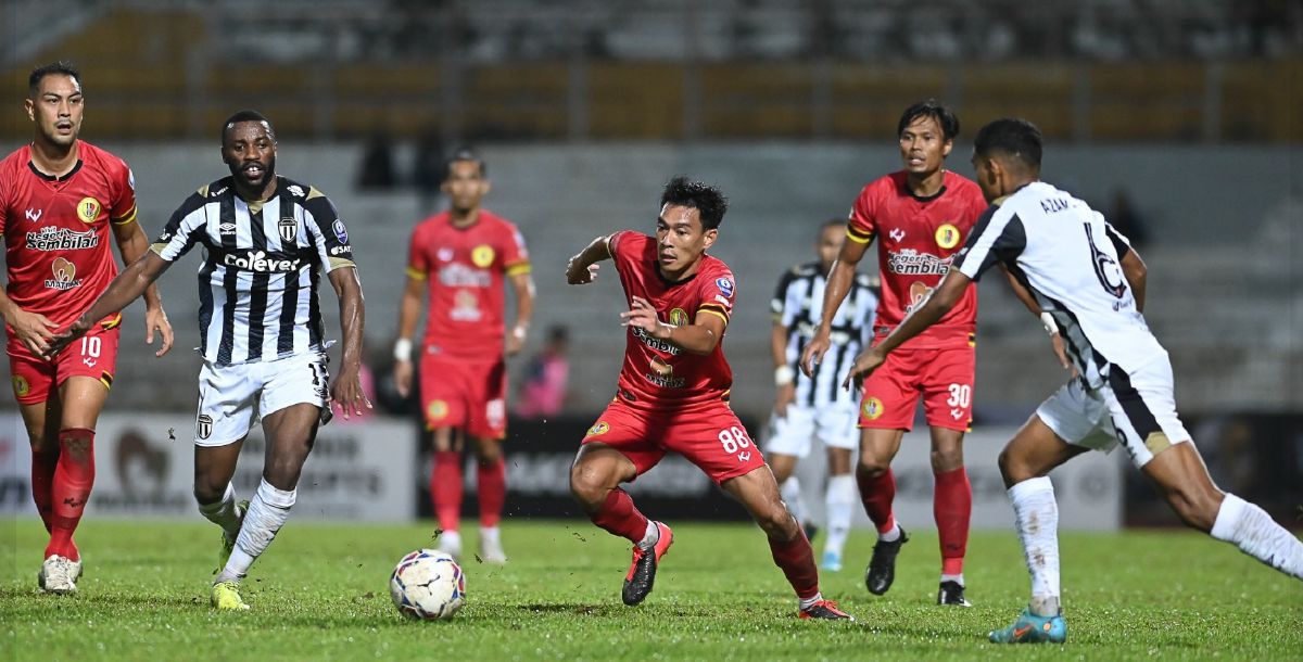 AKSI sengit NSFC dan TFC. FOTO Negeri Sembilan Football Club