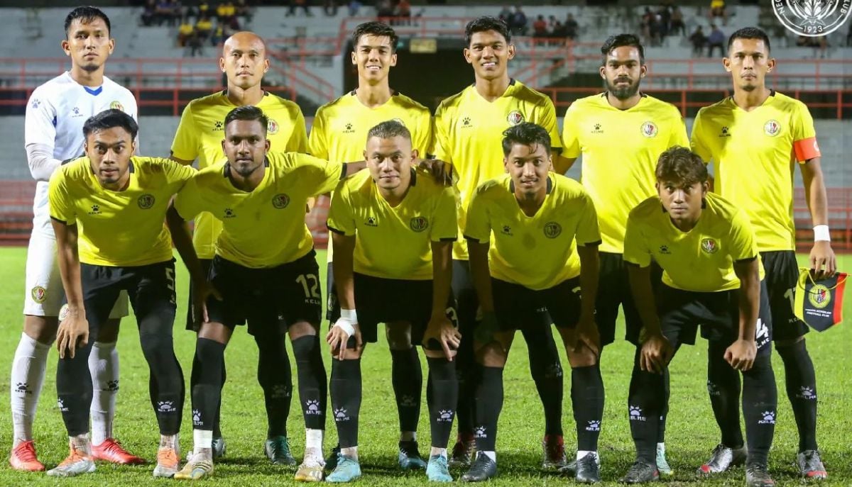 SKUAD Negeri Sembilan FC bergambar sebelum menentang Penang FC semalam. FOTO NSFC