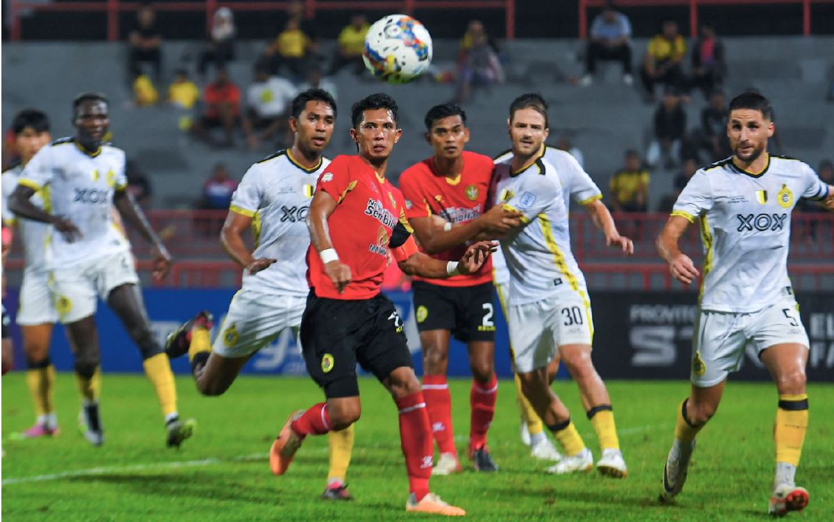 AKSI sengit perlawanan NSFC menentang Perak FC.