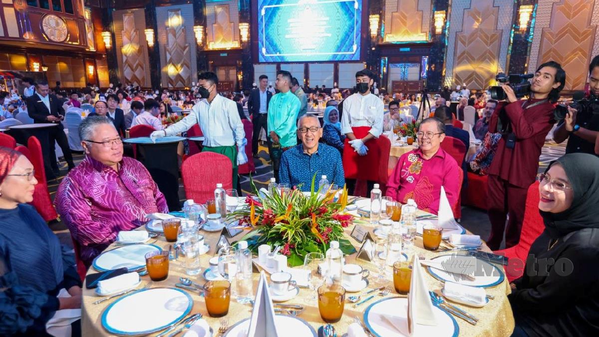 TIONG (dua kiri) bersama Ahmad Zaini (tengah) dan Pengarang Kumpulan New Straits Times (NST), Farrah Naz Karim (kanan) pada Majlis Penghargaan Media dan Malam Warisan MOTAC 2024, malam ini. FOTO Aswadi Alias