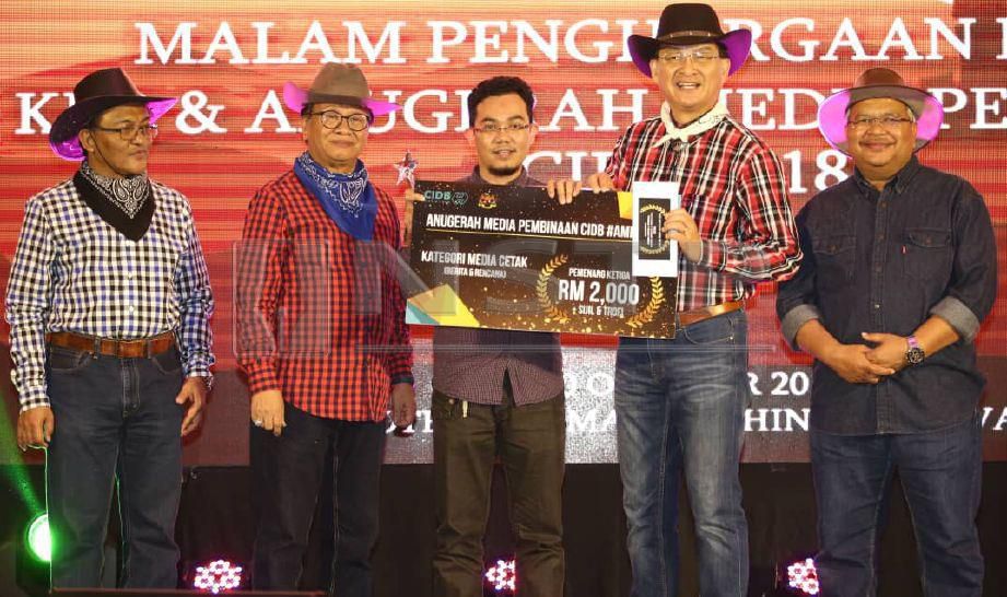 Baru menyampaikan Anugerah Media Pembinaan CIDB 2019 (Media Cetak) tempat ketiga kepada Mohd Amirul. FOTO Nadim Bokhari