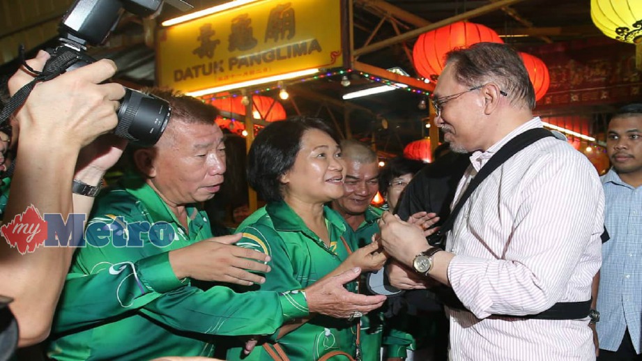 ANWAR (kanan) beramah mesra dengan masyarakat Cina pada majlis makan malam khas bersama Datuk Seri Anwar Ibrahim di Klang, malam ini. FOTO Osman Adnan