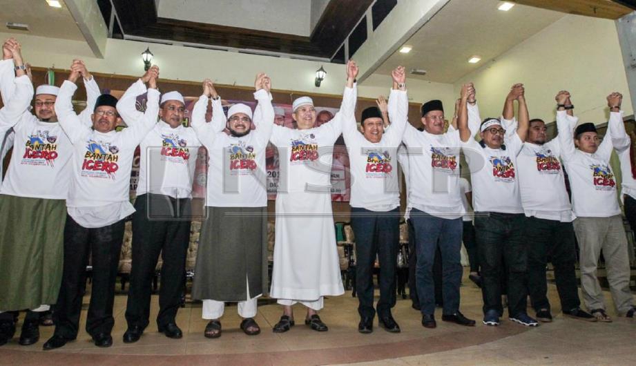 ANNUAR (lima dari kiri) bersama Takiyuddin (tiga dari kiri) serta pemimpin PAS dan UMNO negeri memakai kemeja-t Bantah ICERD pada majlis Ceramah Grand Finale Himpunan Aman Rakyat Membantah ICERD di Kota Bharu, malam tadi. FOTO Syamsi Suhaimi.