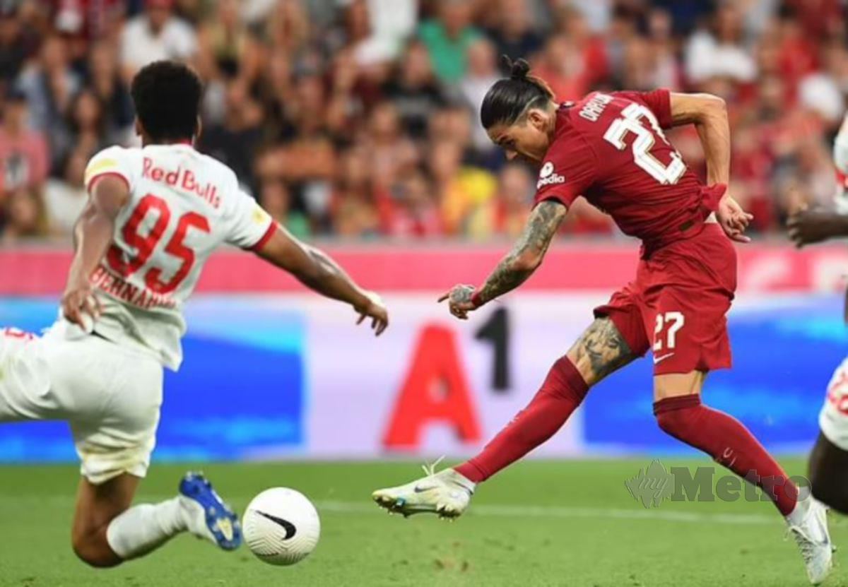 PENYERANG Liverpool, Darwin Nunez (kanan) terlepas peluang menjaringkan hatrik ketika pasukannya tewas 0-1 kepada RB Salzburg. FOTO Agensi