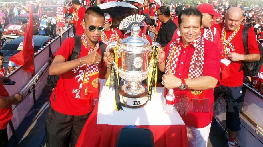 ANNUAR (tiga dari kanan) ketika menjulang Piala FA bersama Kelantan pada 2012. 