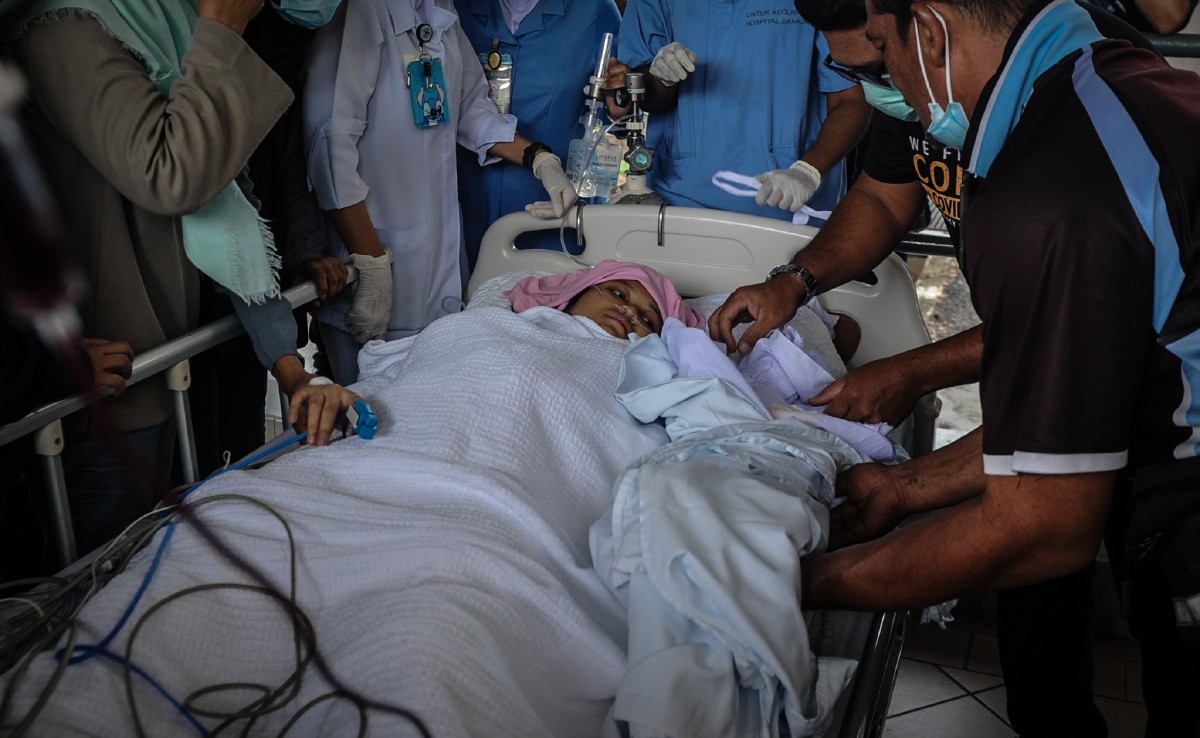 NUR Amalina melihat jenazah anaknya yang berusia 22 hari yang maut akibat kemalangan jalan raya awal pagi semalam. FOTO BERNAMA.