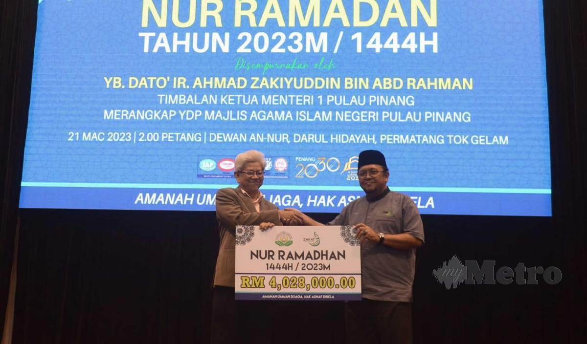 AMRAN Hazali (kanan) dan  Ahmad Zakiyuddin menunjukkan replika cek tertera jumlah sumbangan program Nur Ramadan yang akan diagihkan kepada asnaf terpilih seluruh Pulau Pinang. FOTO Nur Izzati Mohamad