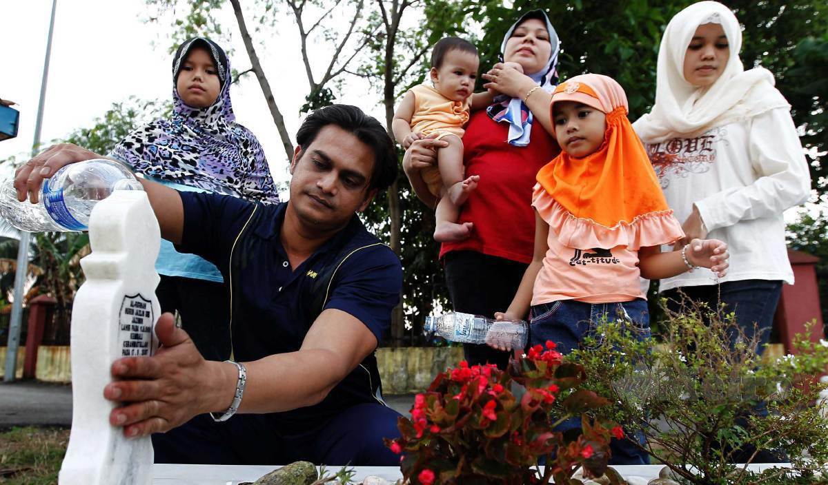 JAZIMIN bersama ahli keluarganya ketika menziarahi pusara Nurin Jazlin pada 2011. FOTO Arkib NSTP