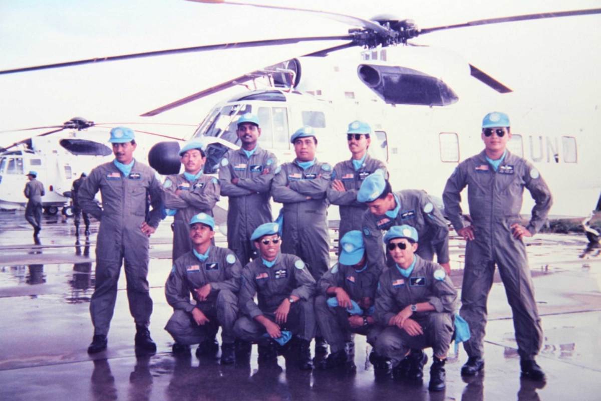 SEN An (kanan) bersama barisan juruterbang TUDM. FOTO Ihsan Tien Sen An